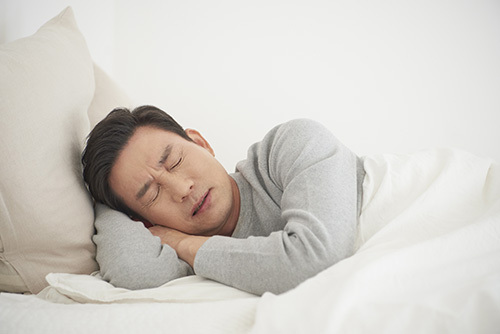 잠 못 드는 장마철, 원인은 '빛 부족'