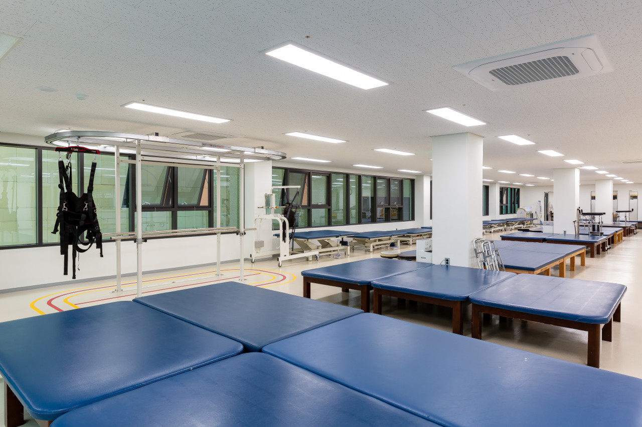 로봇 재활치료 장면
