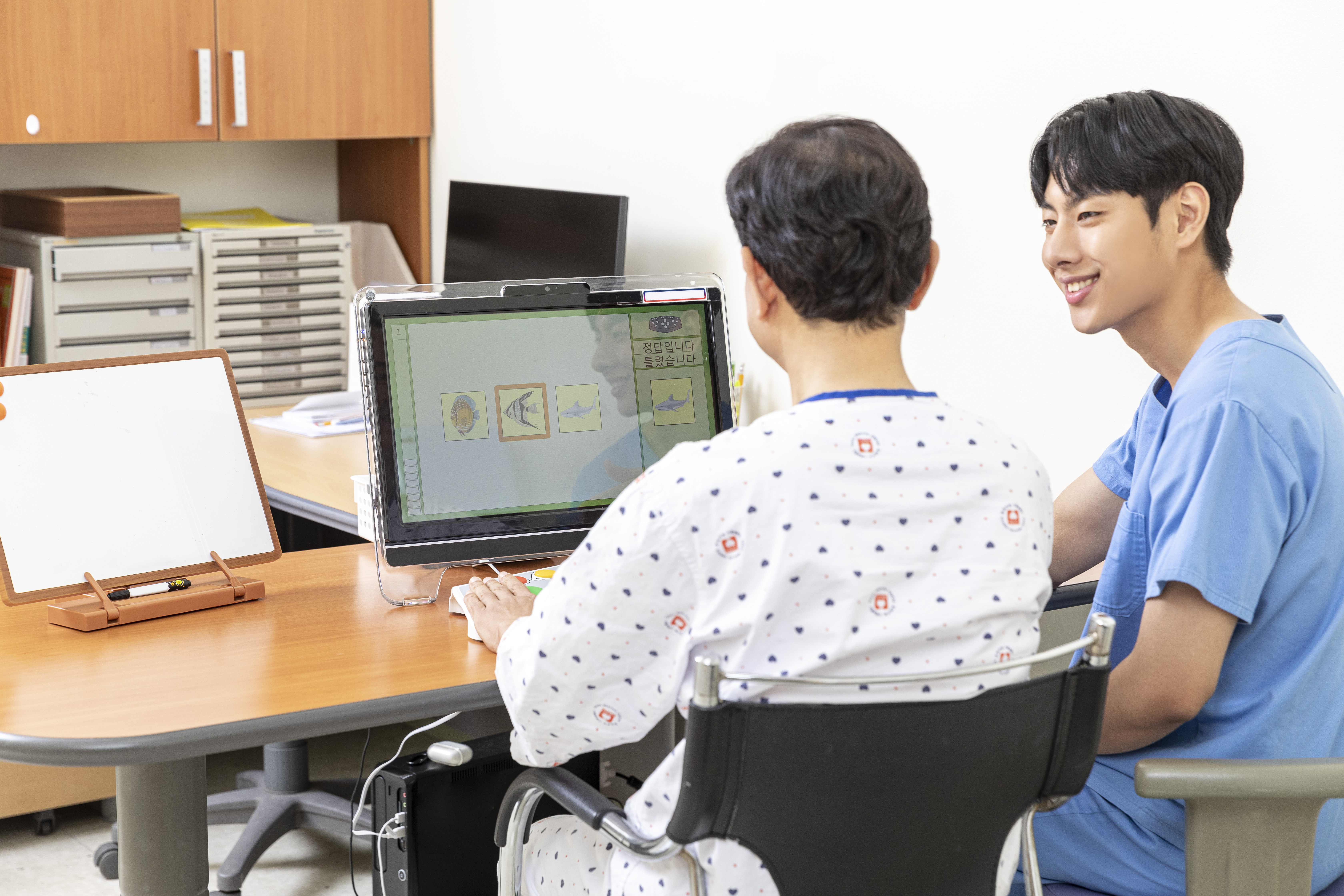 컴코그 전산화 인지재활 훈련 장면